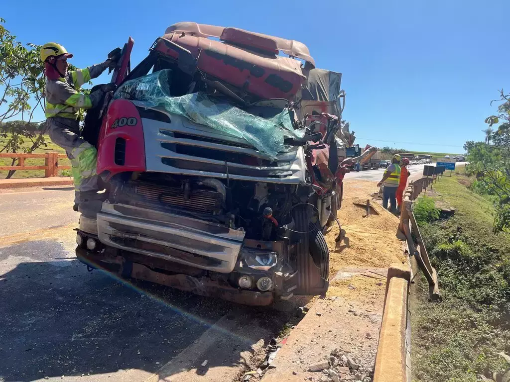 Caminhão quase cai de ponte após batida e motorista é socorrido em estado grave Sonora: Caminhão quase cai de ponte após batida e motorista é socorrido em estado grave