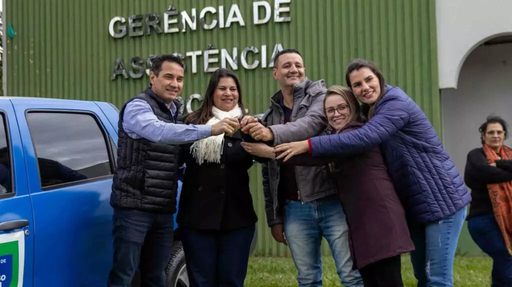 Prefeito de Naviraí entrega carro, transferido pela FUNTRAB, à Casa do Trabalhador