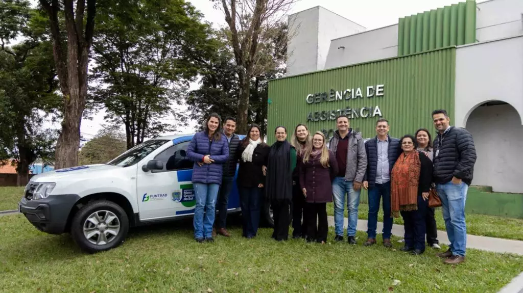 Prefeito de Naviraí entrega carro, transferido pela FUNTRAB, à Casa do Trabalhador