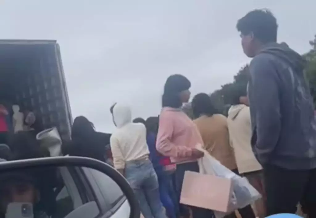 Vídeos flagram índios saqueando carga de caminhão em MT; assista Vídeos flagram índios saqueando carga de caminhão em MT; assista
