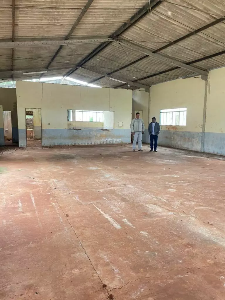 Presidente da Câmara de Paranhos visita Assentamento Vicente de Paula e recebe pedido de apoio para reforma de barracão