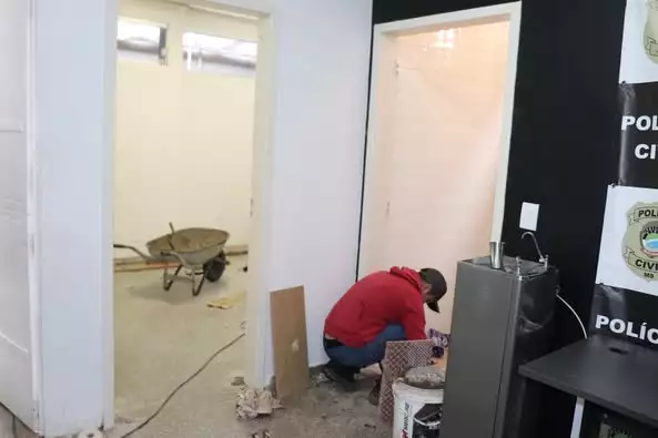 Governo de Mundo Novo realiza reforma da futura Sala Lilás na Polícia Civil