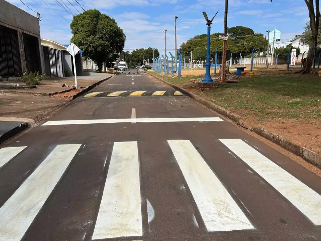 Governo de Mundo Novo implanta redutores de velocidade na Avenida Castelo Branco, próximo ao Parque Infantil Lavínia Veiga Governo de Mundo Novo implanta redutores de velocidade na Avenida Castelo Branco, próximo ao Parque Infantil Lavínia Veiga