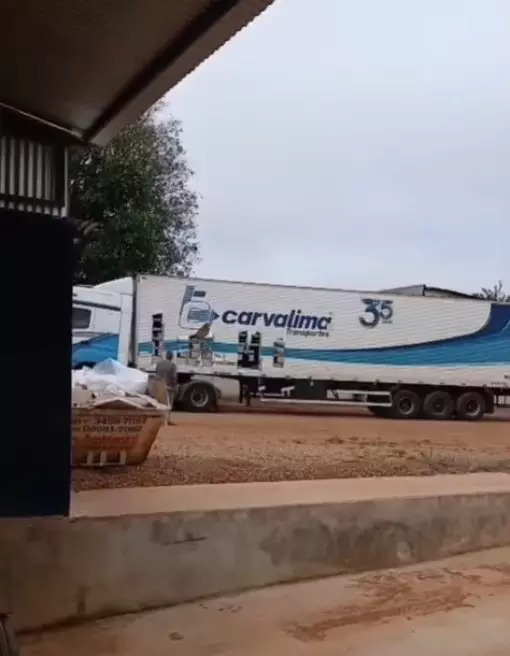 Vídeos flagram índios saqueando carga de caminhão em MT; assista Vídeos flagram índios saqueando carga de caminhão em MT; assista