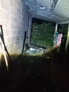 Policiais Militares de Tacuru socorrem mulher durante incêndio em residência