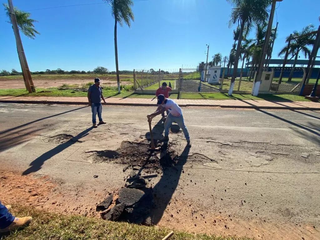 Prefeitura de Coronel Sapucaia inicia operação tapa-buracos na Avenida Internacional