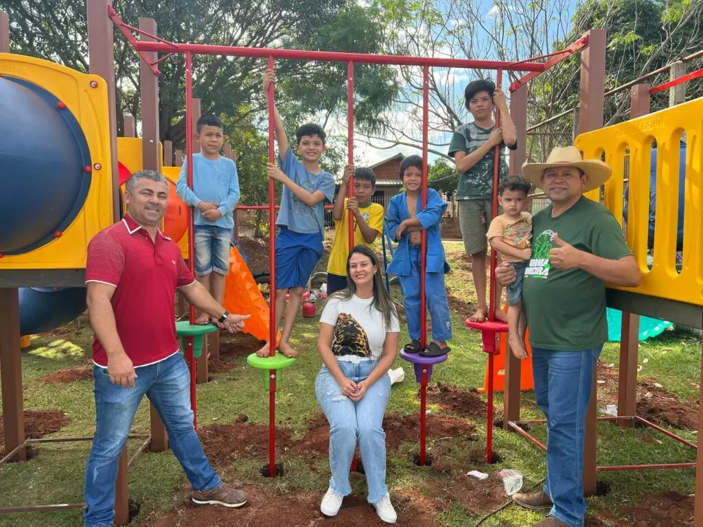 Vereador Paulo Sérgio Locutor celebra conquista de parquinhos para Amambai Vereador Paulo Sérgio Locutor celebra conquista de parquinhos para Amambai