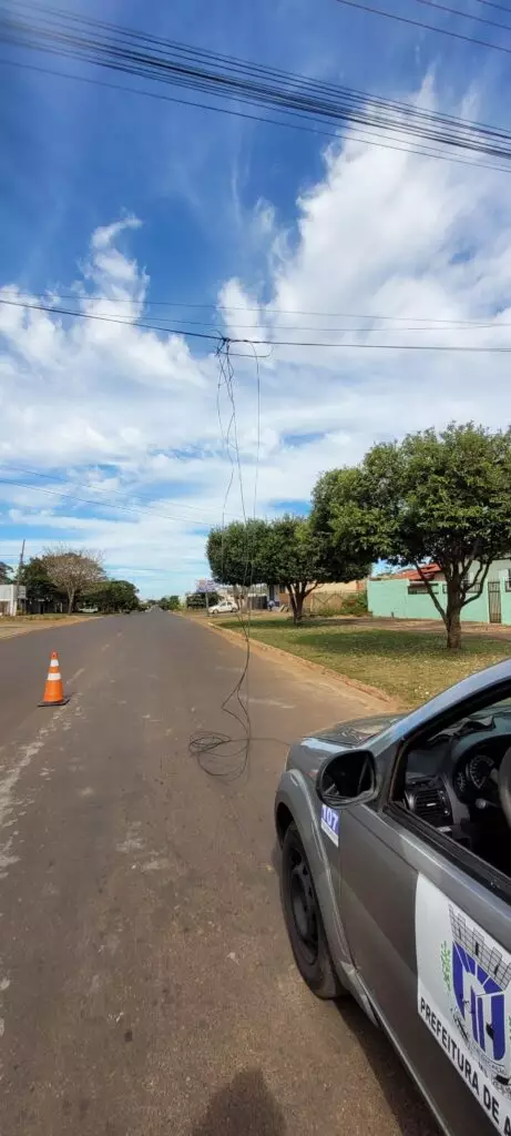 DETRAT age rápido e libera via após dois caminhões colidirem com fiação de internet em Amambai