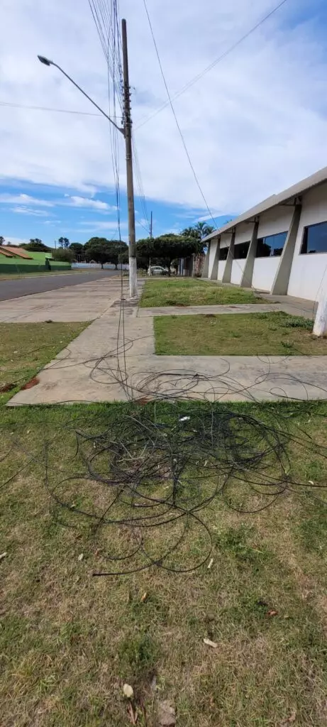 DETRAT age rápido e libera via após dois caminhões colidirem com fiação de internet em Amambai