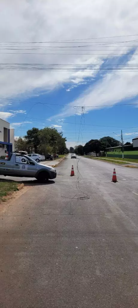 DETRAT age rápido e libera via após dois caminhões colidirem com fiação de internet em Amambai