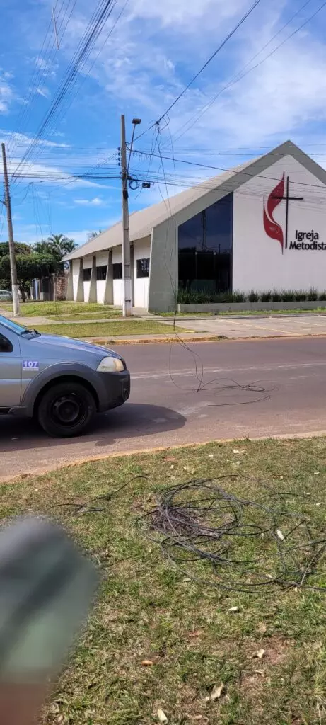 DETRAT age rápido e libera via após dois caminhões colidirem com fiação de internet em Amambai