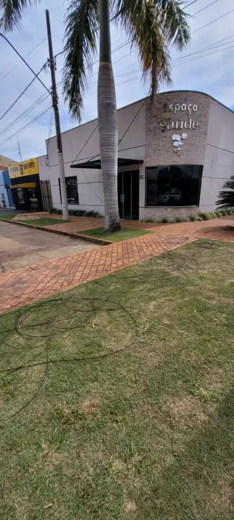 DETRAT age rápido e libera via após dois caminhões colidirem com fiação de internet em Amambai