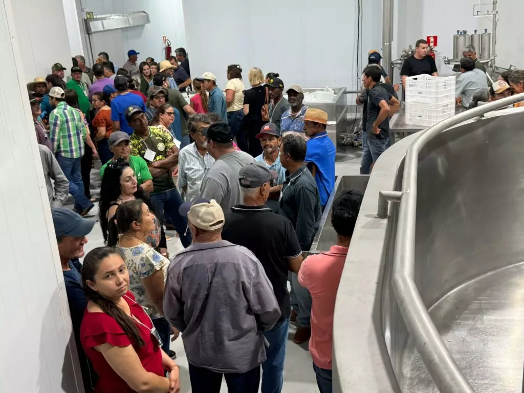 Iguatemi é contemplado com um trator pelo programa PROMAQ Iguatemi é contemplado com um trator pelo programa PROMAQ