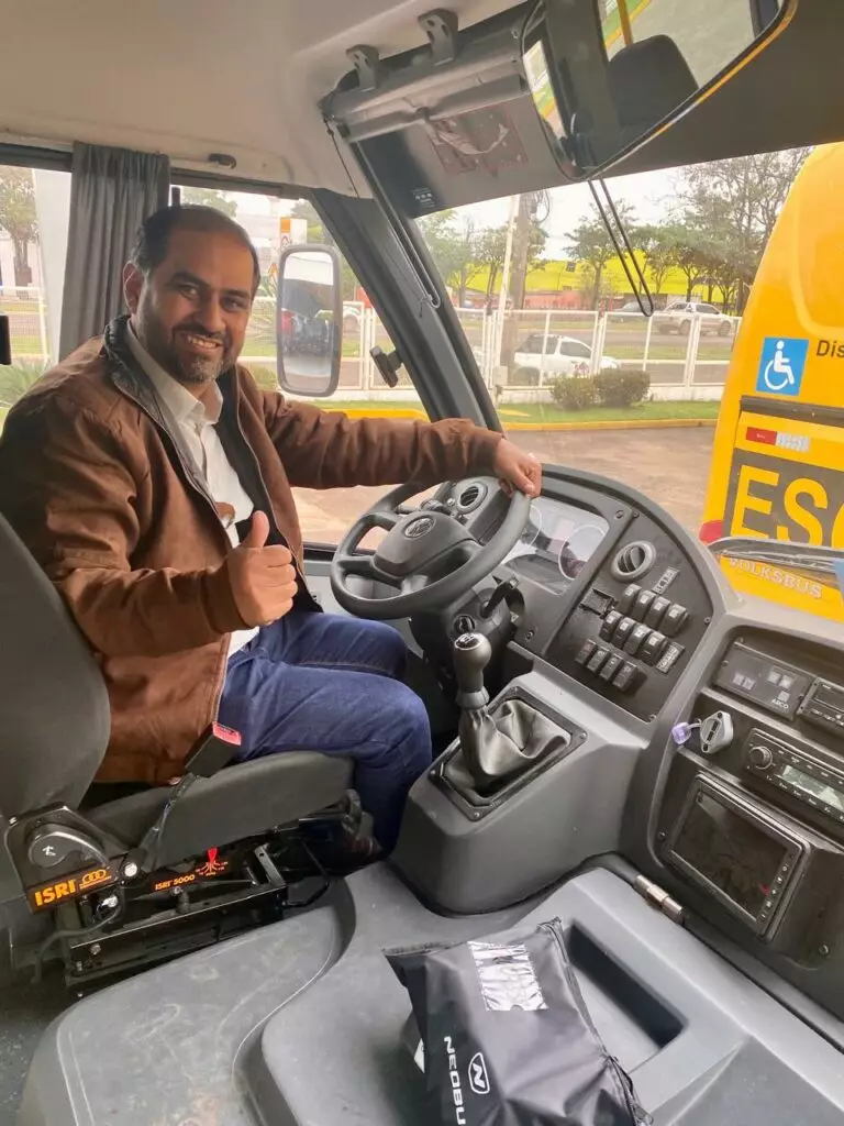 Paranhos é contemplado com micro-ônibus e ambulância para reforço das áreas de educação e saúde