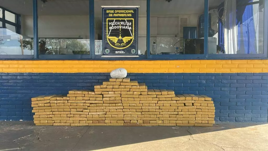 Amambai: BPMRv apreende 350 kg de maconha e prende três por tráfico de drogas na MS-156 Amambai: BPMRv apreende 350 kg de maconha e prende três por tráfico de drogas na MS-156
