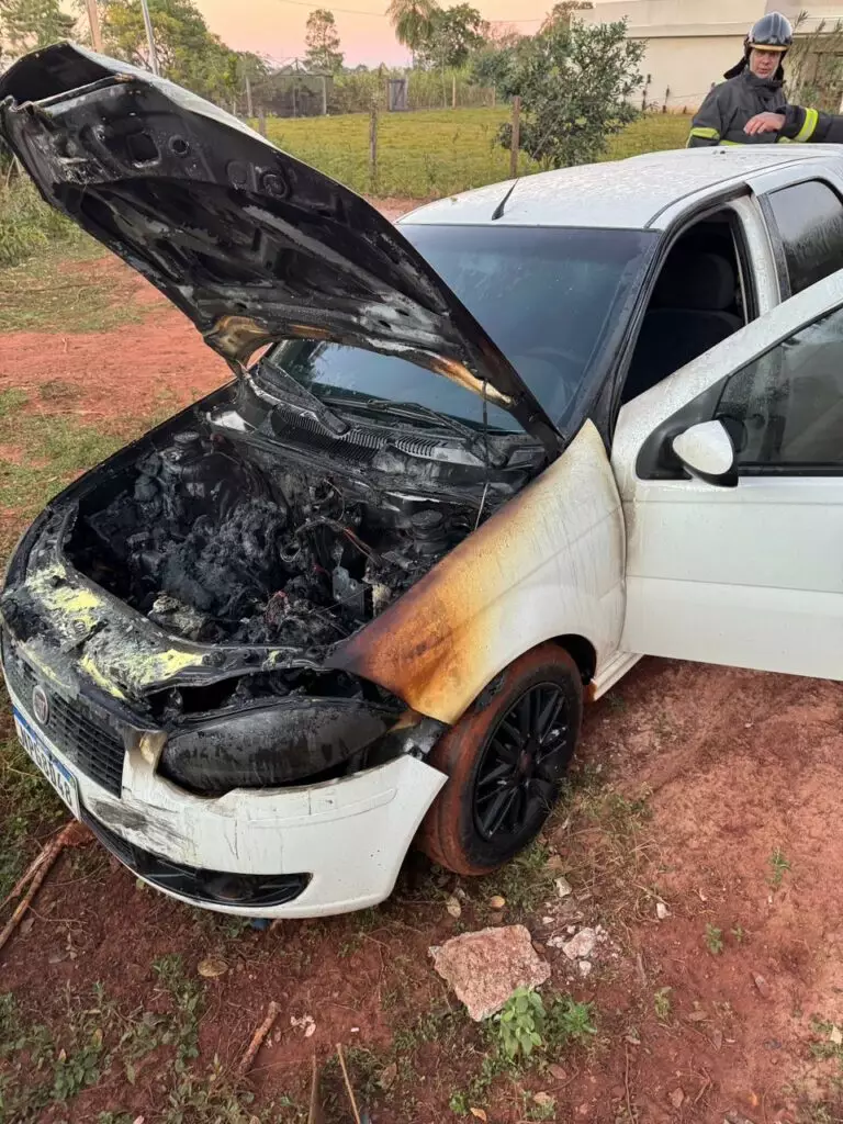 Incêndio em veículo é contido pelo Corpo de Bombeiros em Amambai Incêndio em veículo é contido pelo Corpo de Bombeiros em Amambai