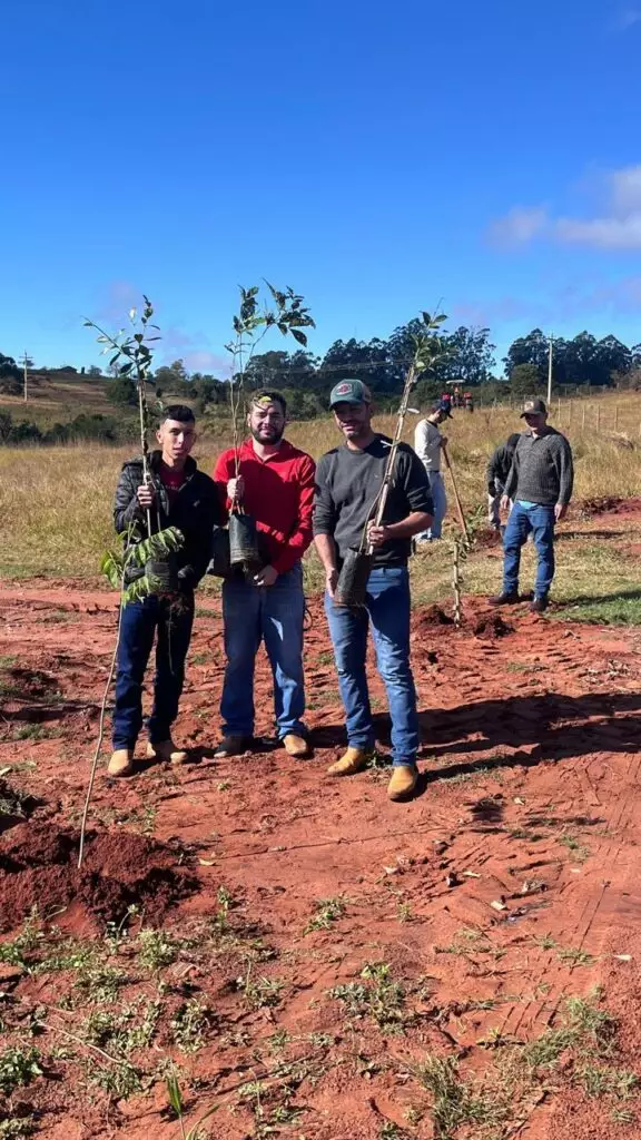 Cel. Sapucaia: Reflorestamento em área de preservação conta com parceria entre a Prefeitura e Sanesul
