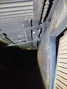 Policiais Militares de Tacuru socorrem mulher durante incêndio em residência