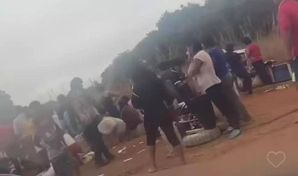 Vídeos flagram índios saqueando carga de caminhão em MT; assista Vídeos flagram índios saqueando carga de caminhão em MT; assista