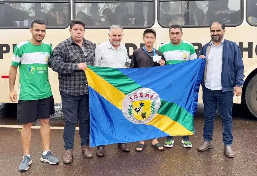 Prefeito e vice-prefeito de Paranhos recepcionam equipe de futsal feminino campeã estadual