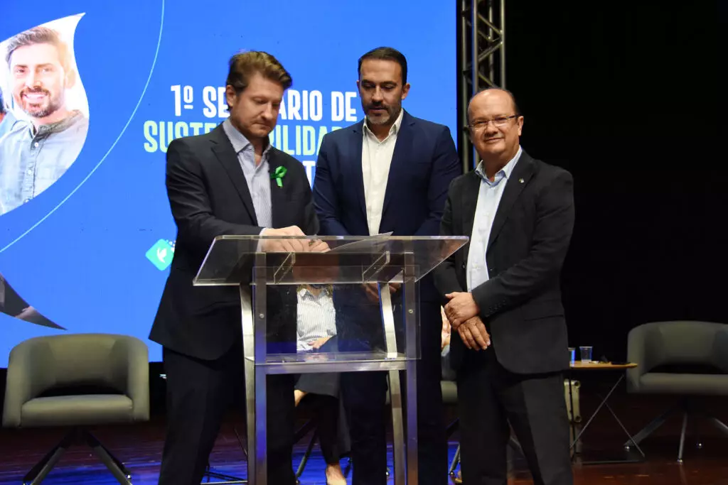 Fiems e Secretaria de Administração firmam acordo para promover agenda ESG na gestão pública