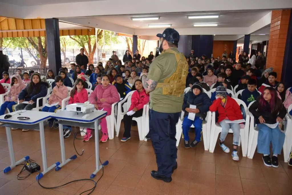 Secretaria de Educação de Iguatemi promoveu palestras alusivas ao Dia do Estudante, nas escolas do município Secretaria de Educação de Iguatemi promoveu palestras alusivas ao Dia do Estudante, nas escolas do município