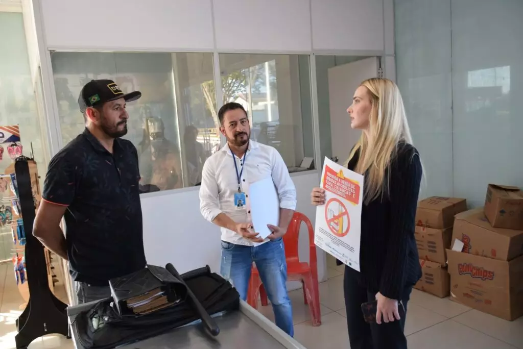 Iguatemi: Campanha contra a venda de bebidas alcoólicas para crianças e adolescentes continua nos comércios da cidade