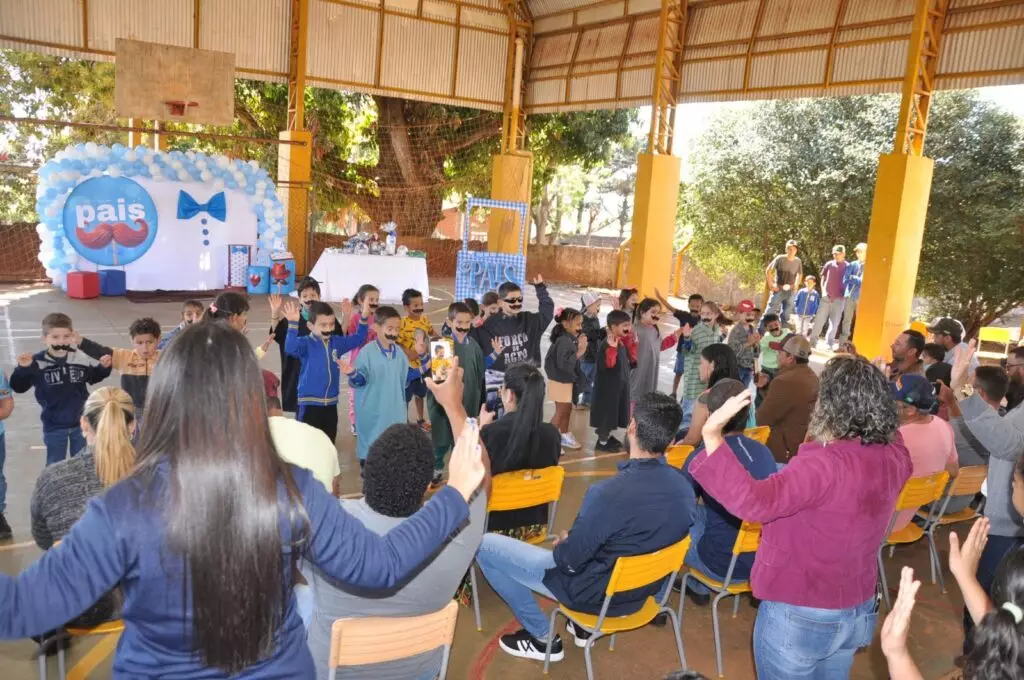Iguatemi: Escola Cemur prestou homenagens aos pais dos alunos com apresentações culturais e sorteio de brindes