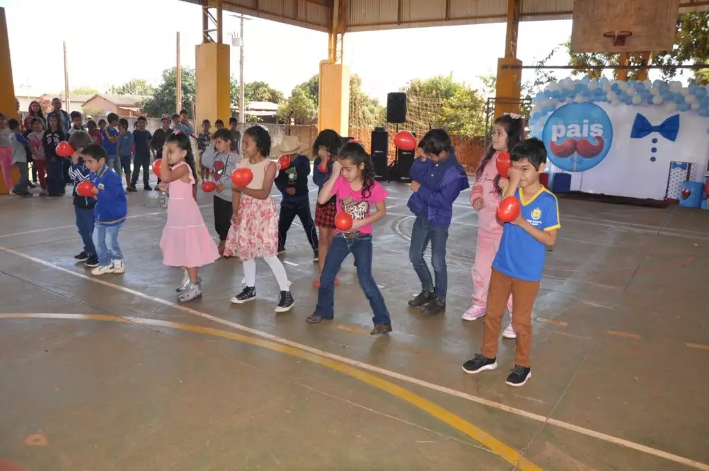 Iguatemi: Escola Cemur prestou homenagens aos pais dos alunos com apresentações culturais e sorteio de brindes