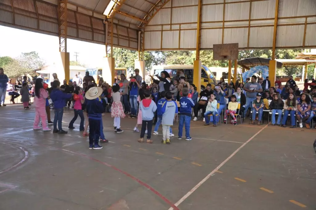 Iguatemi: Escola Cemur prestou homenagens aos pais dos alunos com apresentações culturais e sorteio de brindes