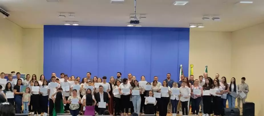 Formatura em Aral Moreira certifica 49 alunos em cursos de capacitação