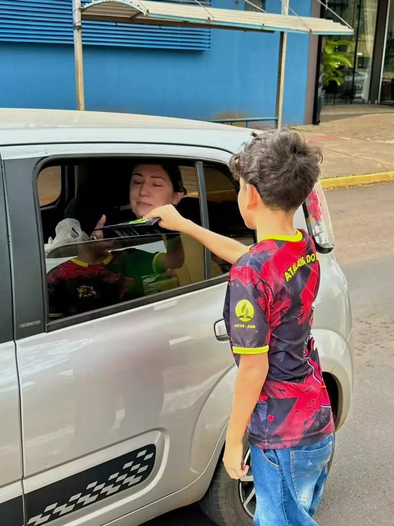 Clube de Desbravadores promoveu passeata contra a violência em Amambai Clube de Desbravadores promoveu passeata contra a violência em Amambai