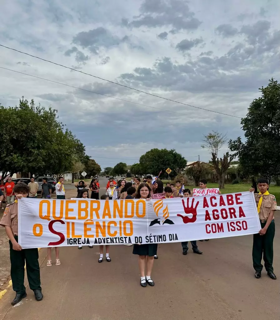 Clube de Desbravadores promoveu passeata contra a violência em Amambai Clube de Desbravadores promoveu passeata contra a violência em Amambai