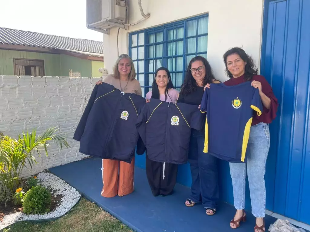 Prefeitura de Iguatemi entrega kit de uniformes aos servidores da Educação Prefeitura de Iguatemi entrega kit de uniformes aos servidores da Educação