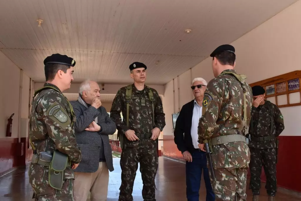 Prefeito Lídio Ledesma participa de cerimônia de passagem de comando do 3º Esquadrão de Cavalaria Mecanizado de Iguatemi Prefeito Lídio Ledesma participa de cerimônia de passagem de comando do 3º Esquadrão de Cavalaria Mecanizado de Iguatemi