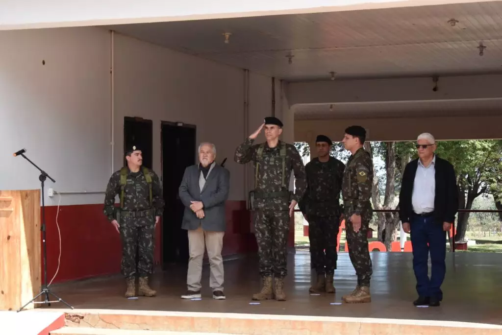 Prefeito Lídio Ledesma participa de cerimônia de passagem de comando do 3º Esquadrão de Cavalaria Mecanizado de Iguatemi Prefeito Lídio Ledesma participa de cerimônia de passagem de comando do 3º Esquadrão de Cavalaria Mecanizado de Iguatemi