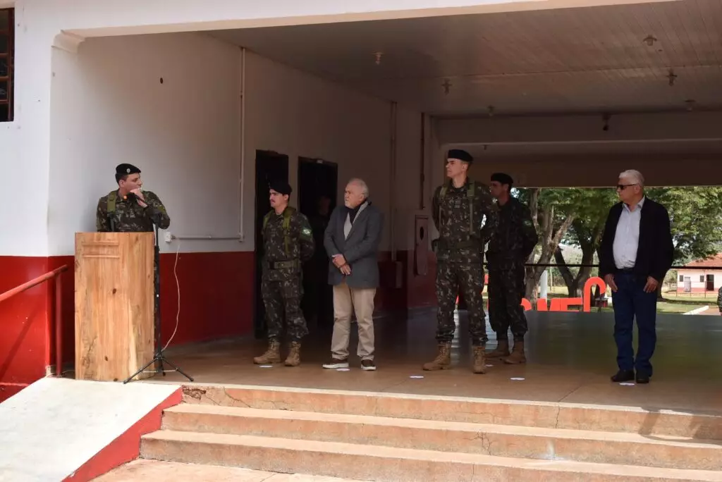 Prefeito Lídio Ledesma participa de cerimônia de passagem de comando do 3º Esquadrão de Cavalaria Mecanizado de Iguatemi Prefeito Lídio Ledesma participa de cerimônia de passagem de comando do 3º Esquadrão de Cavalaria Mecanizado de Iguatemi