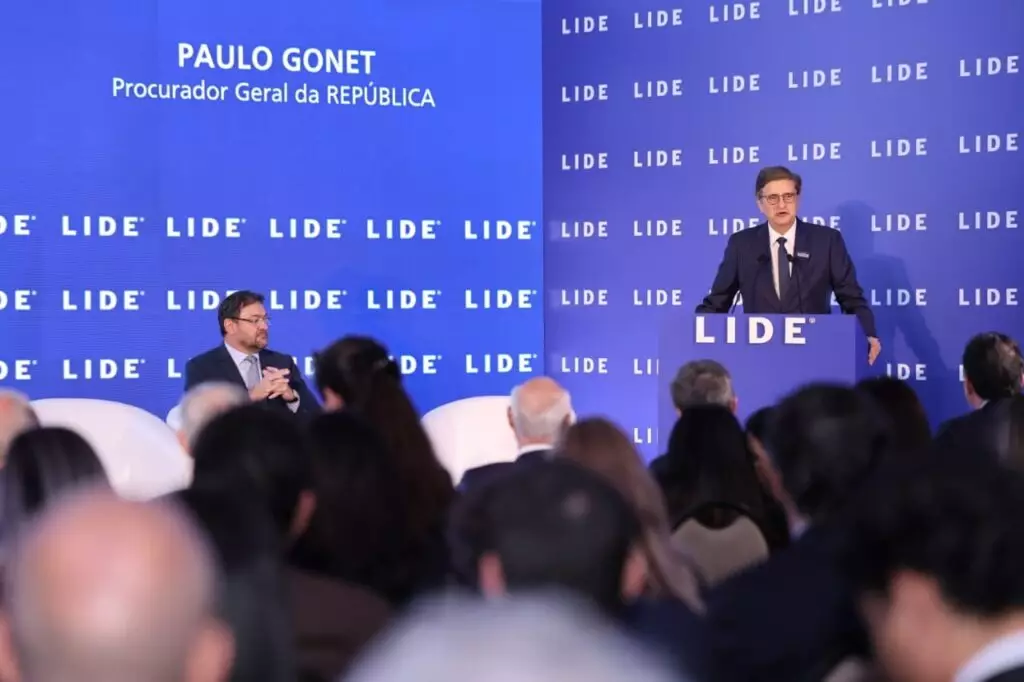 Longen discute futuro do trabalho em seminário com Gilmar Mendes e Paulo Gonet Longen discute futuro do trabalho em seminário com Gilmar Mendes e Paulo Gonet