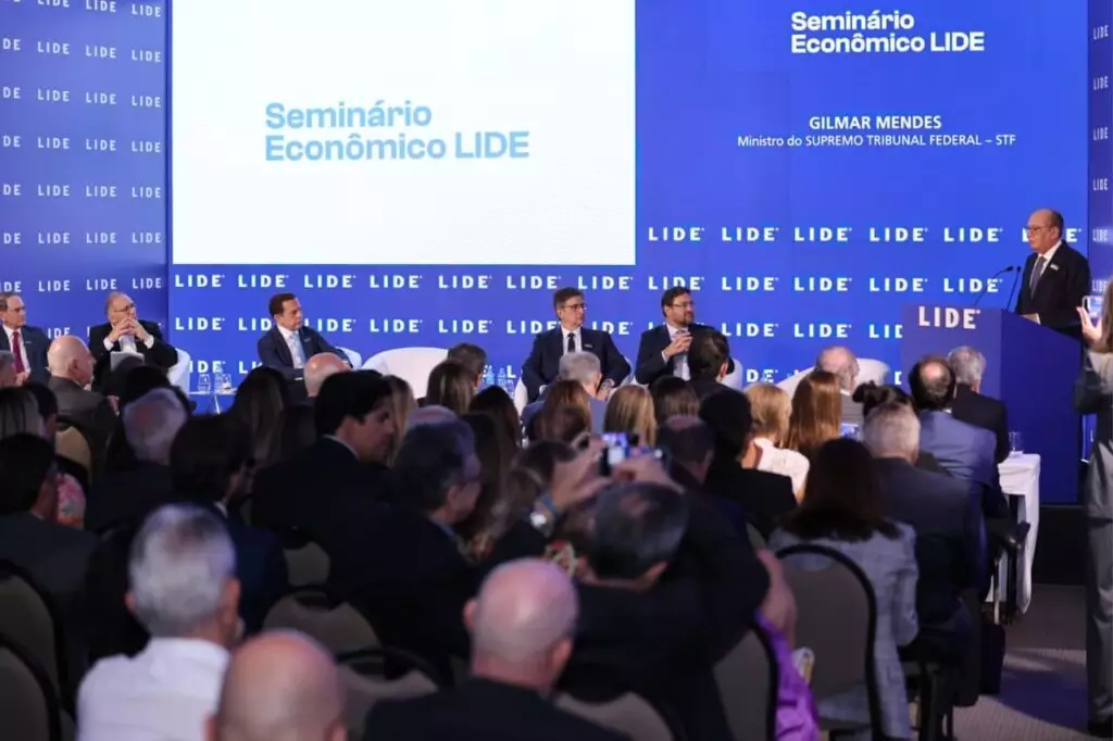 Longen discute futuro do trabalho em seminário com Gilmar Mendes e Paulo Gonet Longen discute futuro do trabalho em seminário com Gilmar Mendes e Paulo Gonet