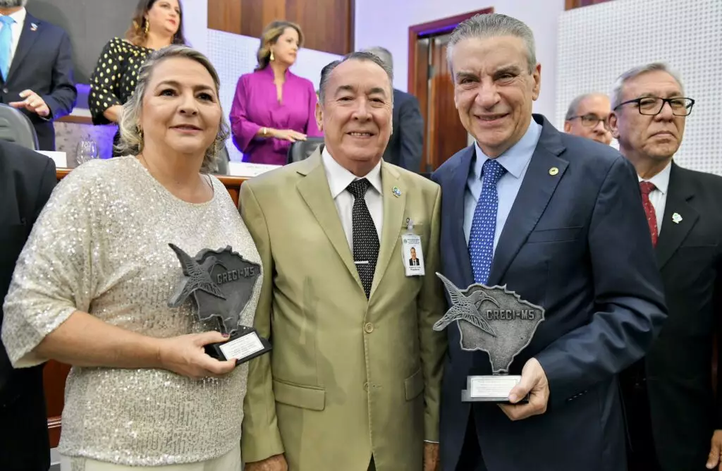 Paulo Corrêa é homenageado com Troféu Colibri de Prata pelo Creci-MS