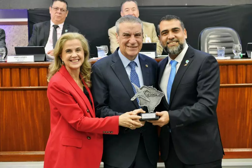 Paulo Corrêa é homenageado com Troféu Colibri de Prata pelo Creci-MS