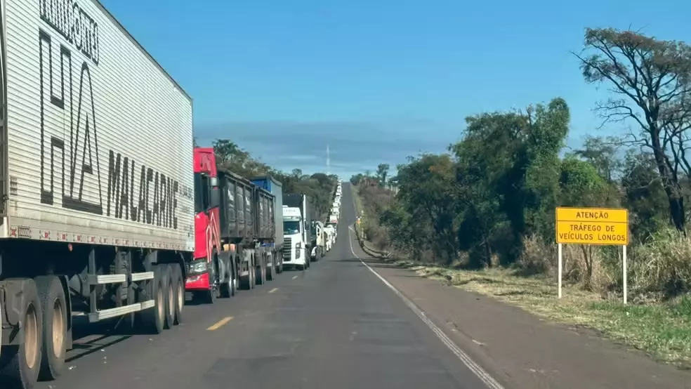 Acidente com explosão entre carretas e carros deixa dois mortos na BR-267 em MS Acidente com explosão entre carretas e carros deixa dois mortos na BR-267 em MS