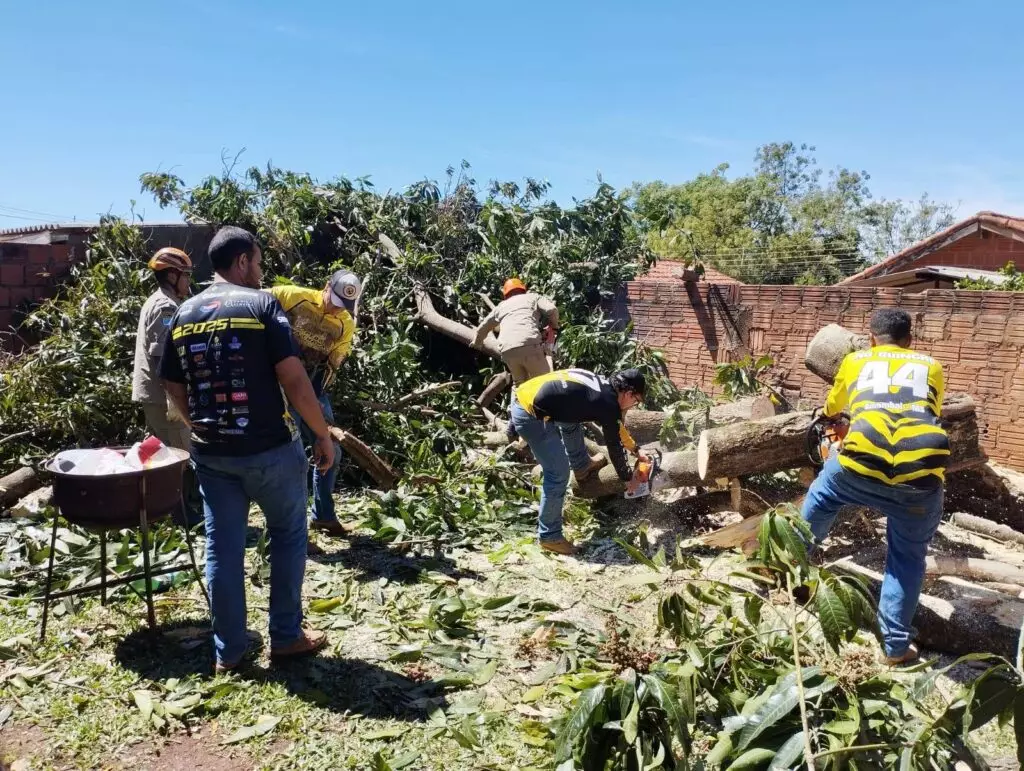 Membros da Tatu Peba arregaçam as mangas e auxiliam bombeiros e Defesa Civil após temporal em Amambai
