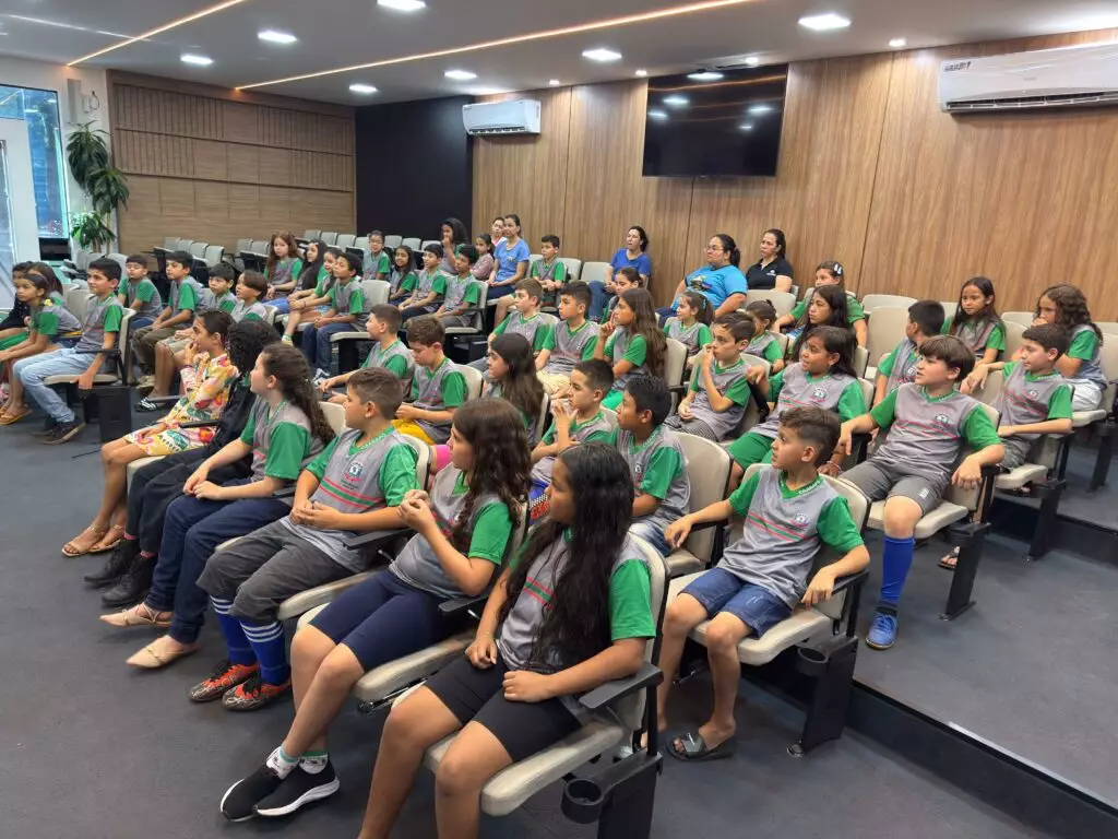João Paulo do Dinho recepciona alunos da Escola Rui Barbosa em visita pedagógica ao Legislativo em Caarapó