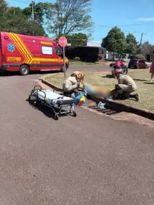 Jovem fica ferido em acidente entre carro e moto em Amambai