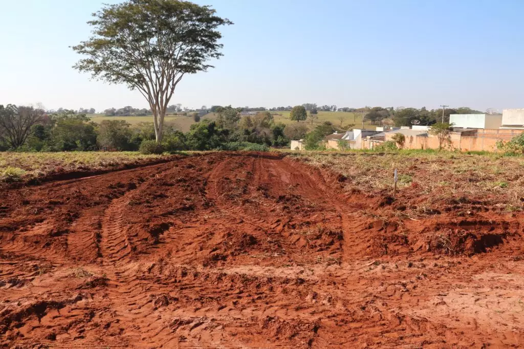 Mundo Novo abre ruas e avança em projeto habitacional no Parque das Araras