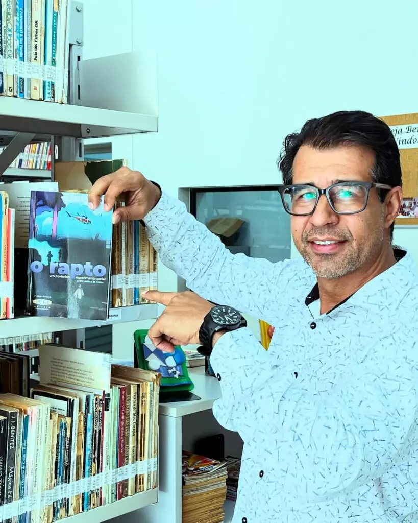 Livro "O Rapto", de Vaner Matos, passa a integrar o acervo da Biblioteca Municipal de Caarapó