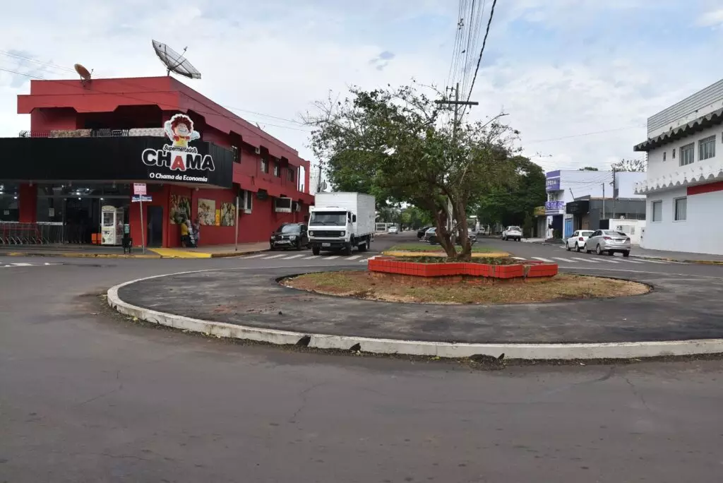 Secretaria de Meio Ambiente de Iguatemi realiza o plantio de mais de 1.500 mudas de plantas ornamentais na área central da cidade