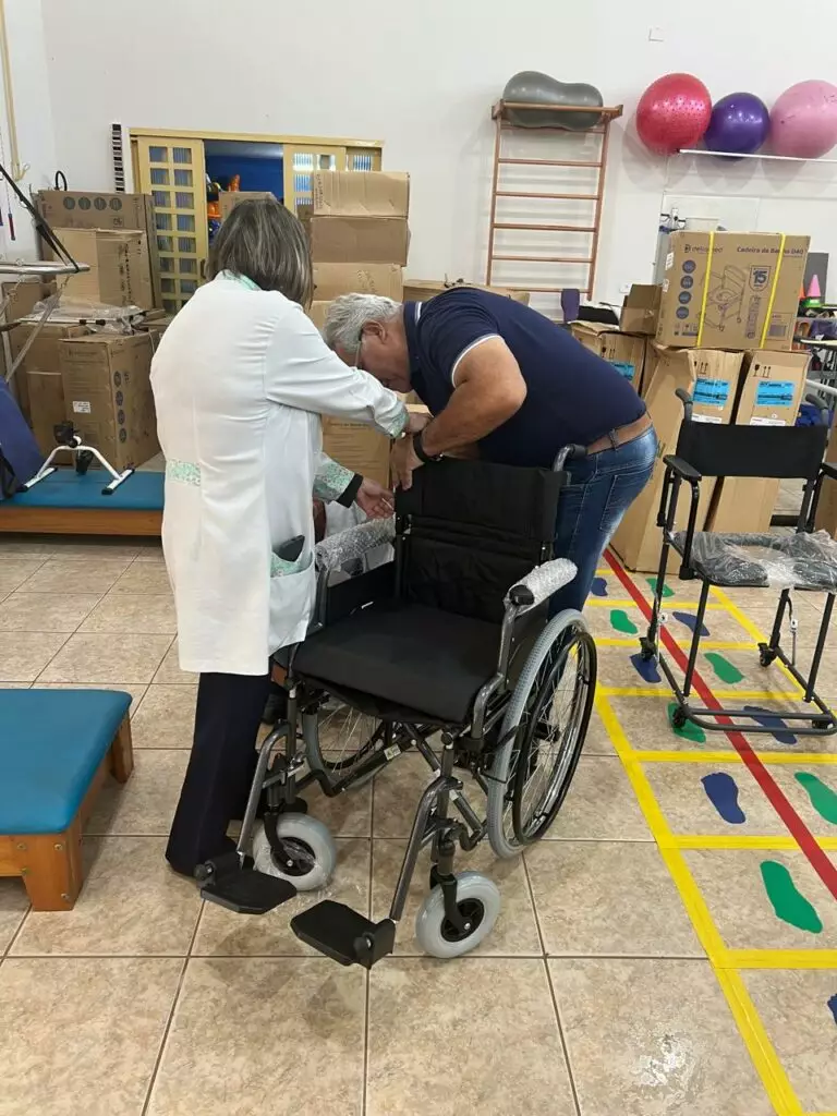 Prefeitura de Amambai entrega equipamentos de mobilidade a usuários do SUS