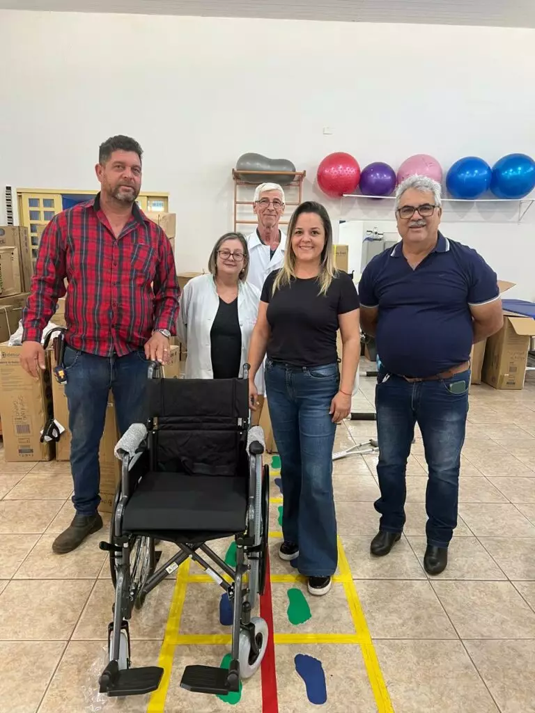 Prefeitura de Amambai entrega equipamentos de mobilidade a usuários do SUS